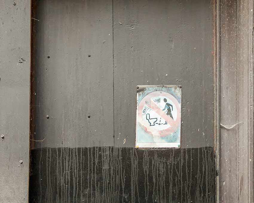 A sticker showing that men should aim when urinating