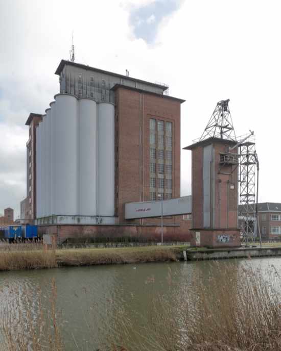 Silos and loading facility at an animal feed factory