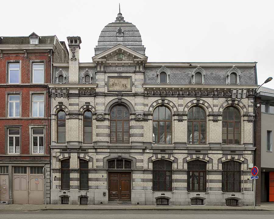 The facade of a public bathhouse ("Bains Communaux")