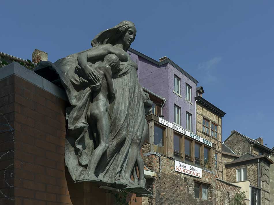 A statue for two philanthropists near cultural center "Barricade"