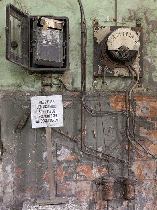 Abandoned technical room and sign indicating that visitors must report to the secretariat.