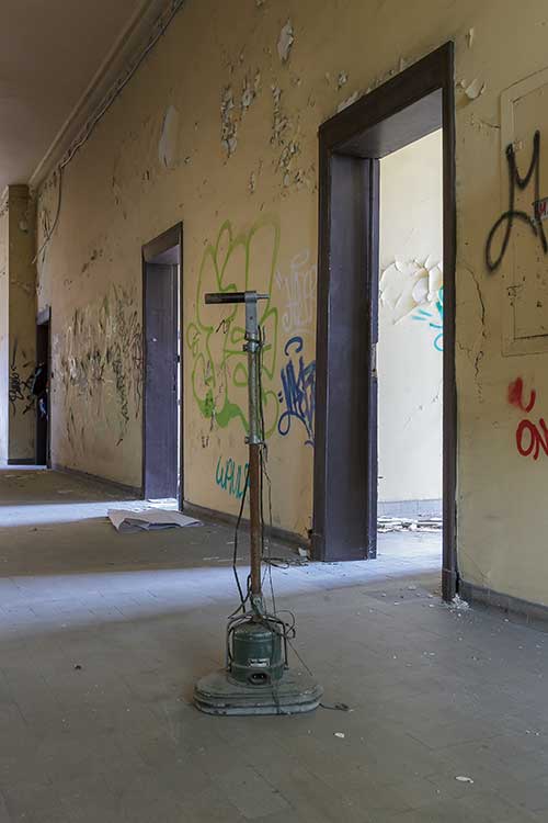 A floor polisher that is missing 1 handle
