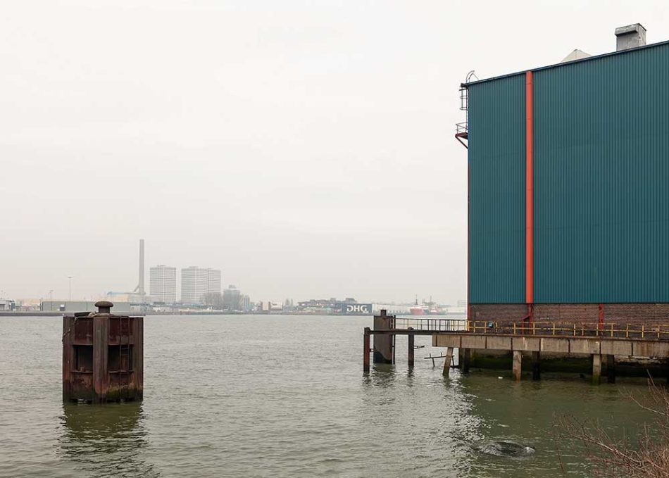 Mooring place and a storage shed in a seaport
